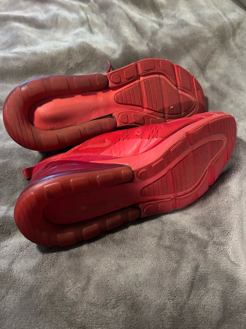 Men’s Nike All-Red Air Max 270 Sneakers - Picture 6 of 8